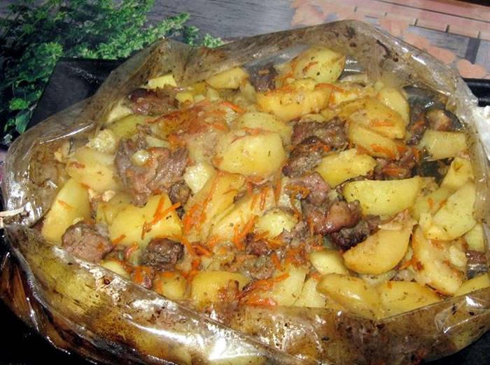 Картопля зі свининою в рукаві в духовці духовці, приготована за цим