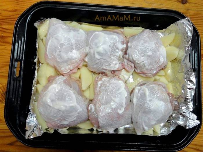 Курка у фользі в духовці з картоплею Приготована курка в духовці