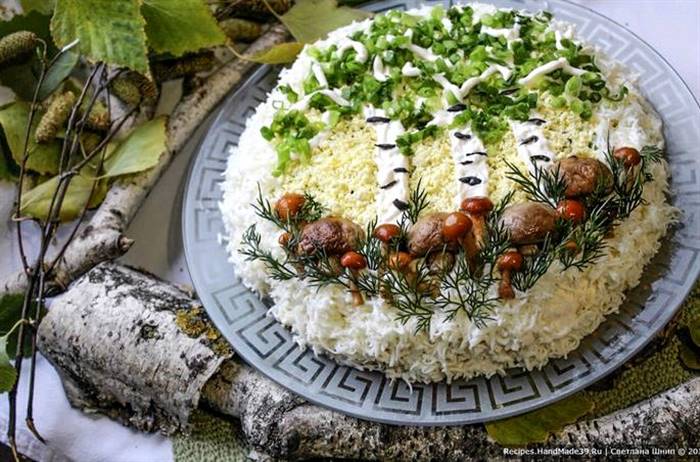 Салат біла береза з куркою та грибами викладаємо шарами всі складові